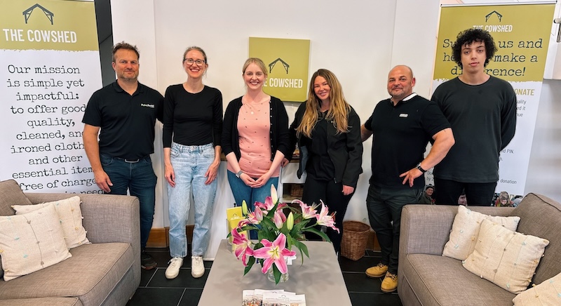 CowshedWebsite2025 - Point of Rental Software ES | Software de gestión de alquiler e inventario A group of six Pointers pose for a photo at The Cowshed in the UK.